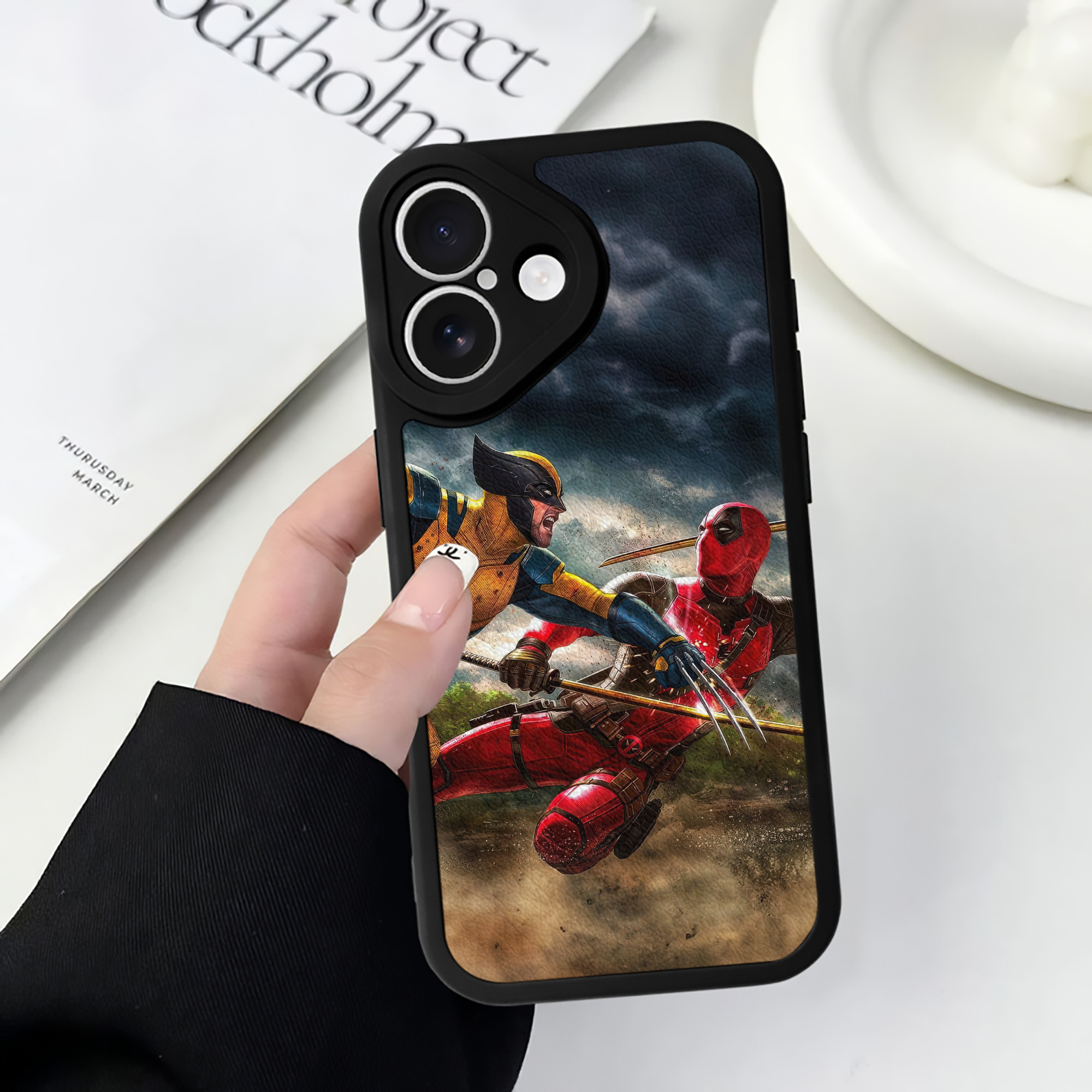 （画像用） Deadpool デッドプール 【iPhone 16シリーズ対応】シリコンスマホケース（レザー調） 材質：シリコン